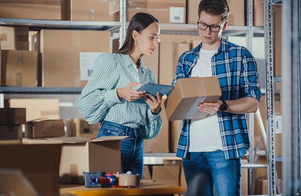 2 personnes dans un entrepÃ´t avec un emballage