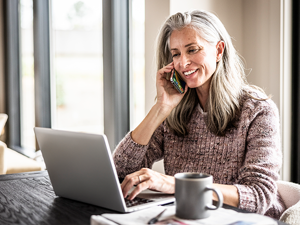 Personne sur un ordinateur entrain de faire sa dÃ©claration